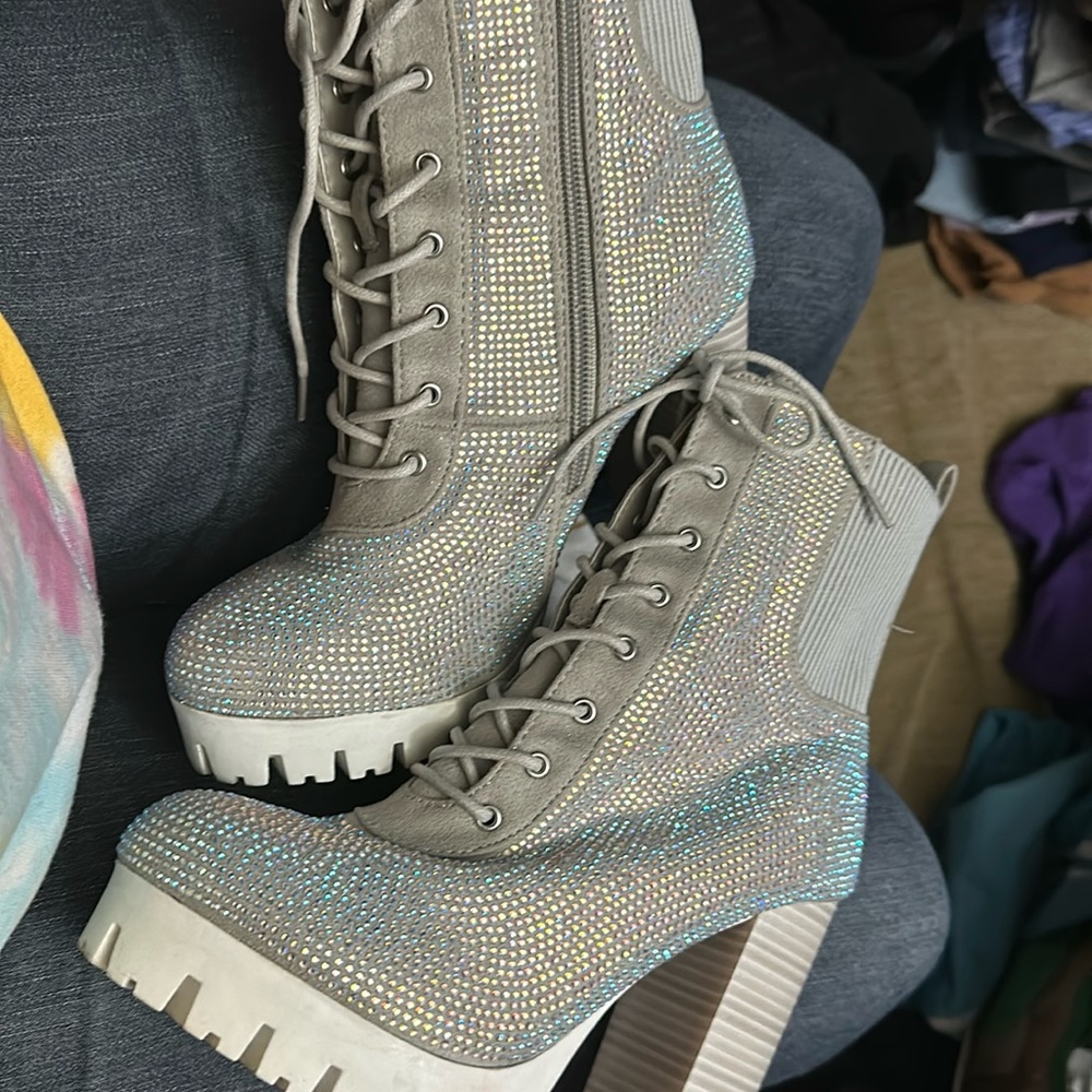 Super cute white heeled boots with sparkle